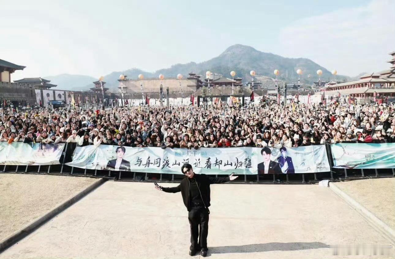 檀健次发开机照檀健次何不同舟渡哇塞！🤩好多小炭火🔥宝宝啊！真是