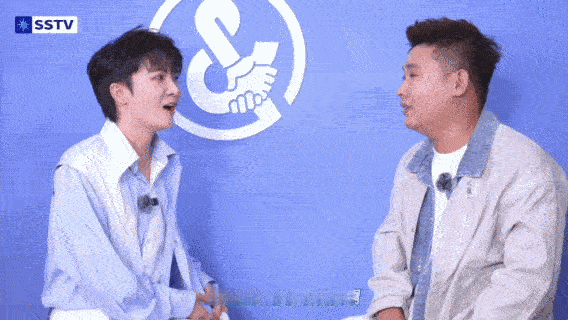 周深这“挖坑”技能简直满级！采访毛然鹤时，从想看语文老师伴侣锐评歌词，到追问歌曲