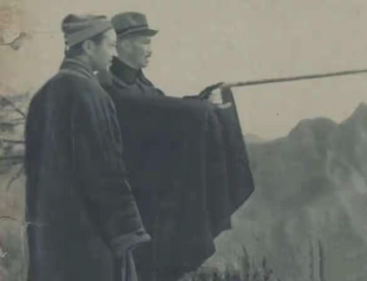 1936年，西安。蒋介石在张学良的陪同下，登上华山之巅。老蒋问身边道爷，吾执掌多