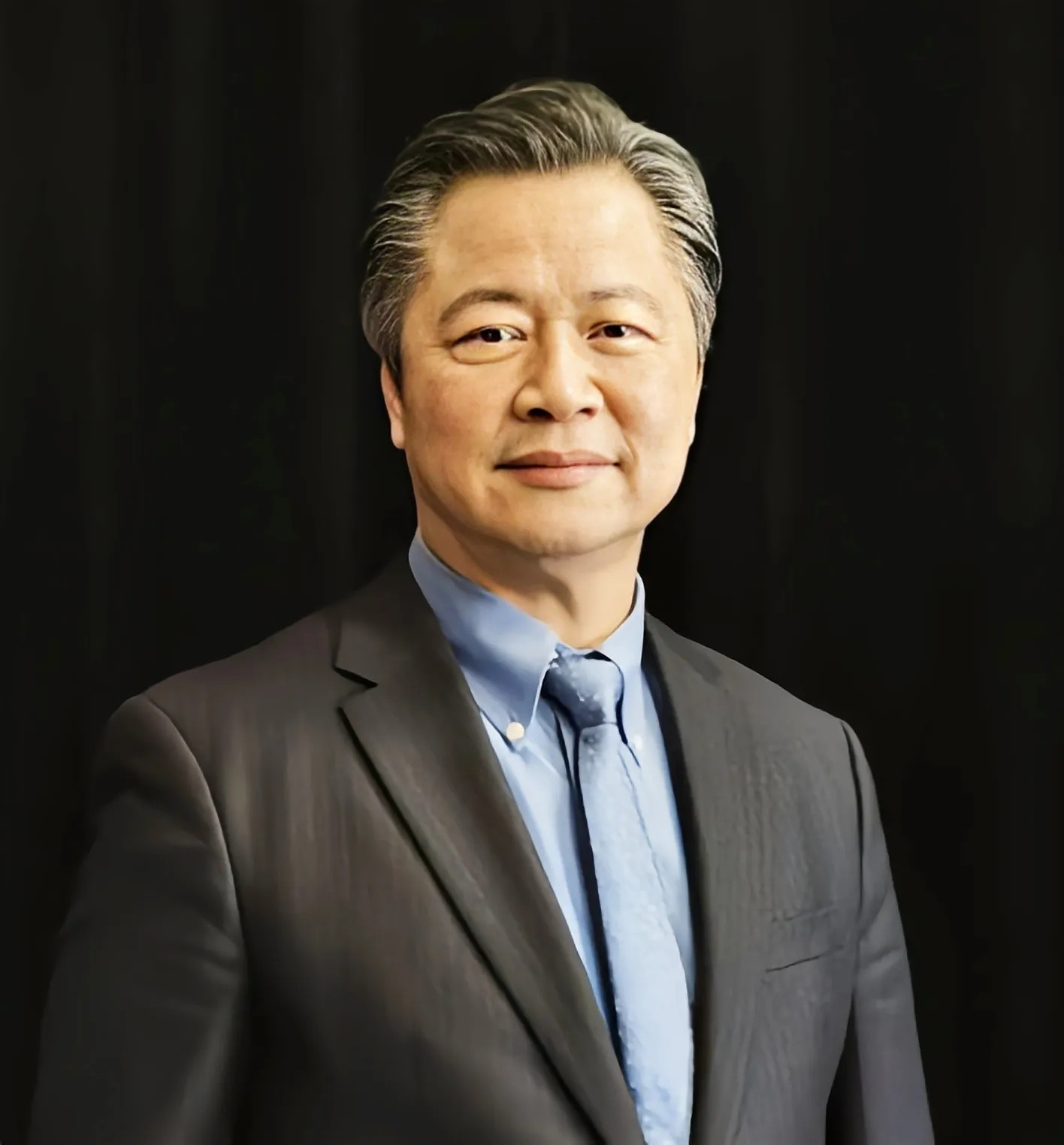 赖岳谦对于沈逸和蔡正元的观点表示不同意见，认为两人的立场都有过于片面的地方。他指