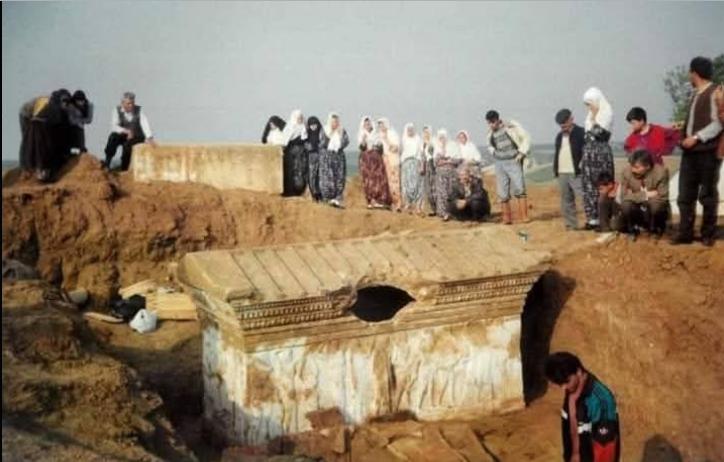 亚历山大石棺于公元前1887年出土于西顿的皇家墓地，其由彭特利克大理石雕刻而成，