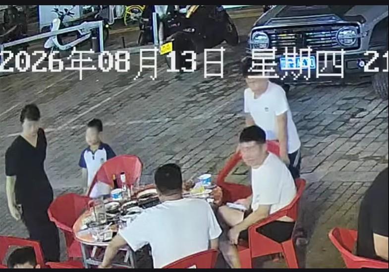 陕西西安，一烤肉店老板发视频吐槽:8月13号晚上21点，忘记买单的客人，麻烦看到