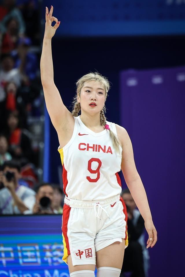 别再扯什么场外八卦了，31岁的李梦被国家队完全放弃，原因只有三个字：挡路了。