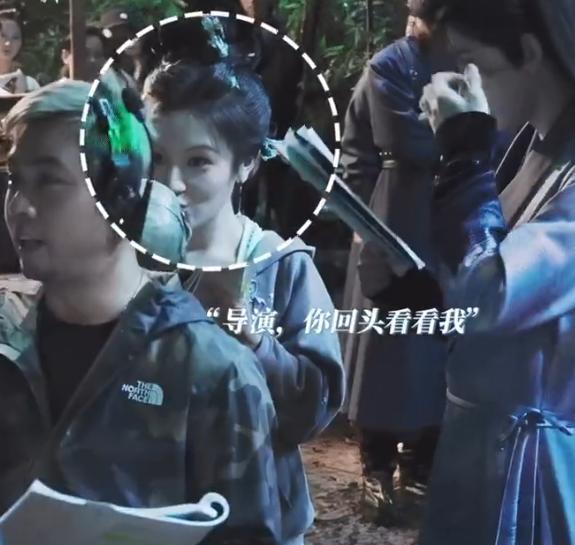 李兰迪太敢了，对着骷髅又亲又摸，胆量真不是一般大！看到这一幕，我只能说胆小的