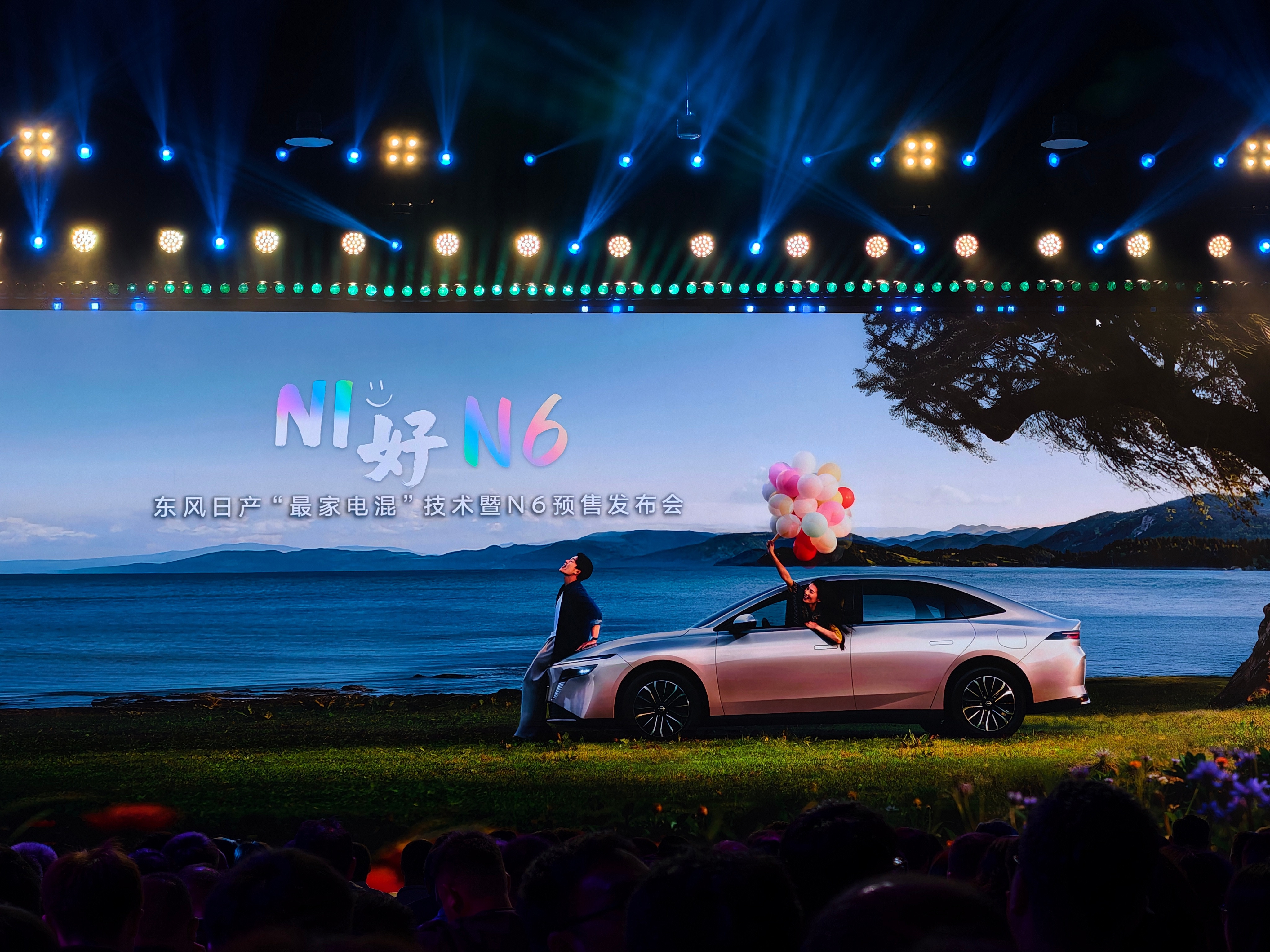 今晚来看看东风日产N6可以说是插混版的N7这车定位在十万级别但是内饰这块，可不像