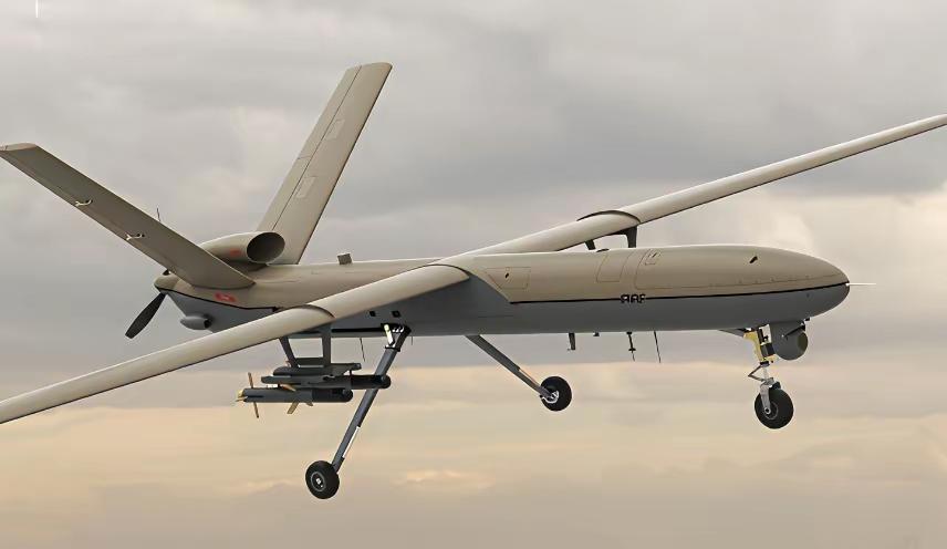 要想找到美国的航母位置，伊朗还是派出了无人机去搜寻。可惜在搜寻的路上，伊朗派