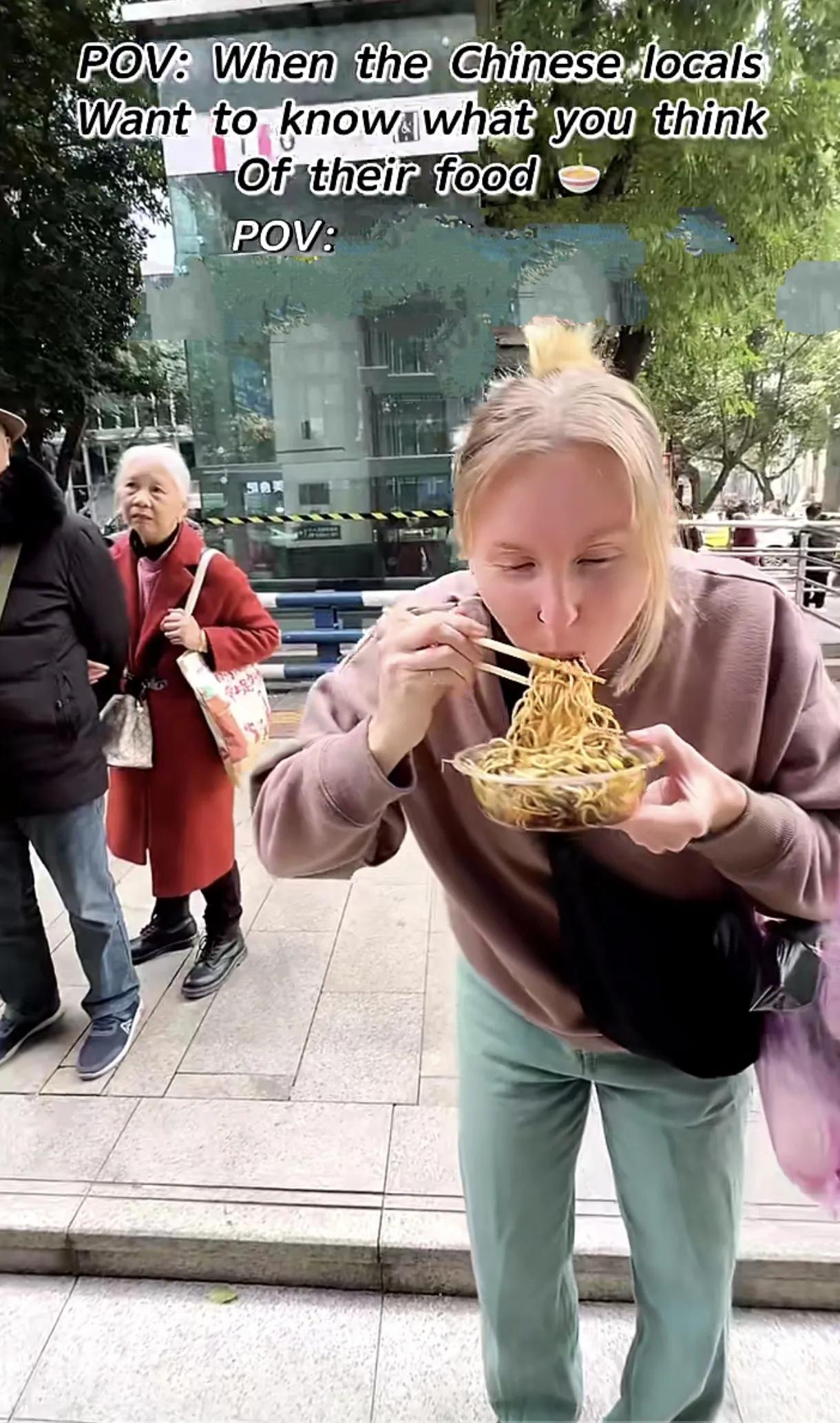 这位老外儿筷子用的好溜，她被凉拌面的美味完全征服了，一双路过老夫妻惊讶了，这是没