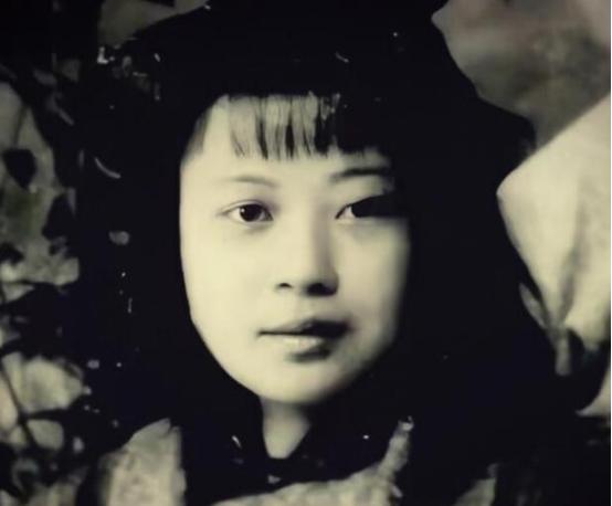 1945年，日军轮奸了黄美英，紧接着在她的下身灌入辣椒水，割去了她的双眼