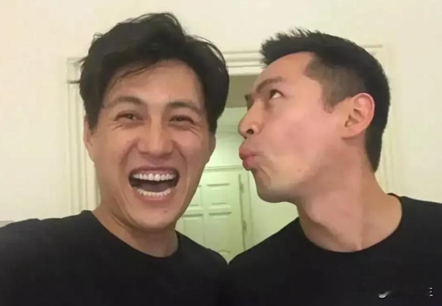 23岁，岳红在剧组给了靳东一个建议。“刷脸”成功。靳东在胡歌的店里吃了5