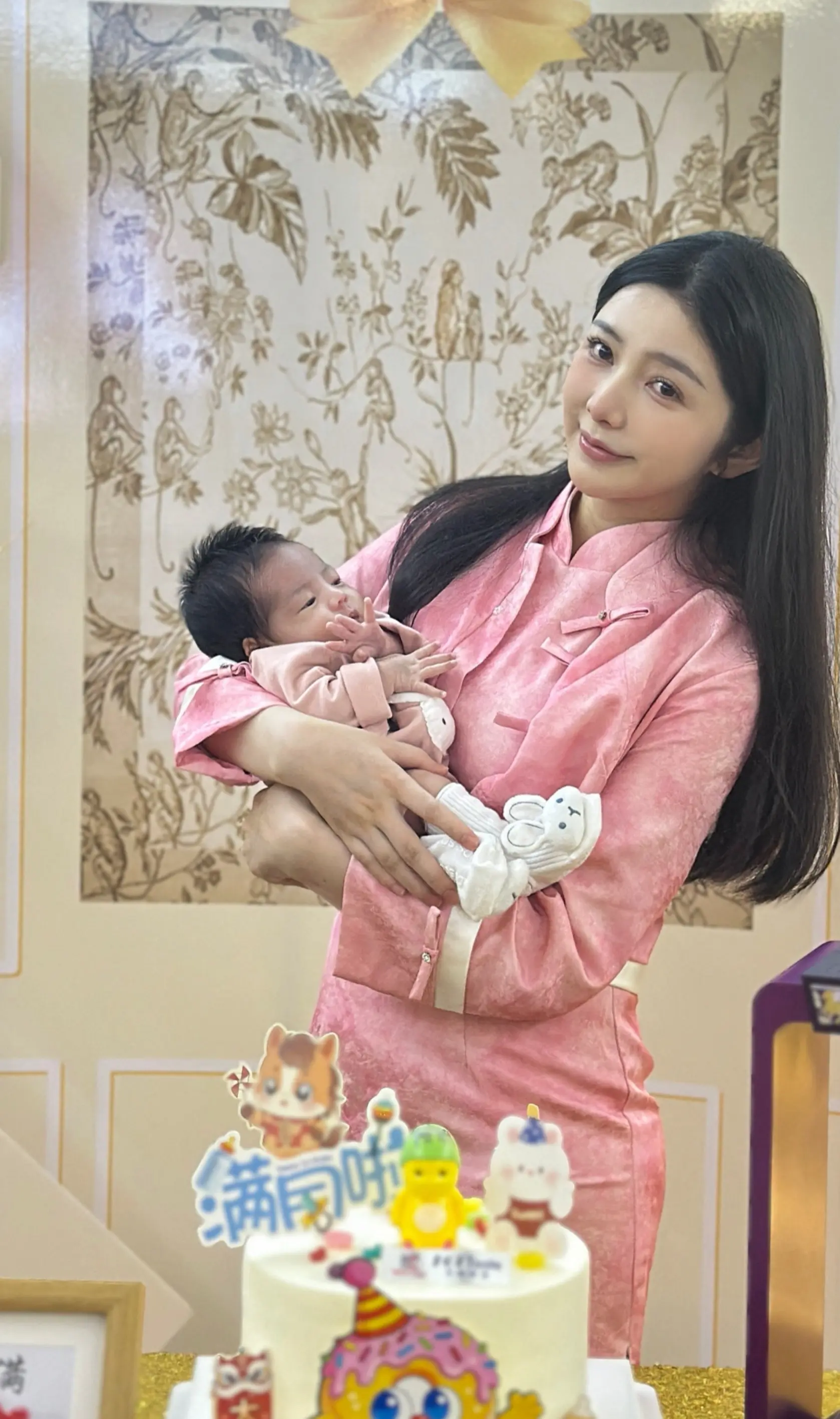 祝我的小公主满月快乐❤️。