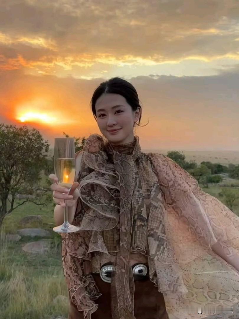 大家就不要羡慕乔欣了因为我们成为不了她不是因为她是富二代，也不是因为她嫁的好