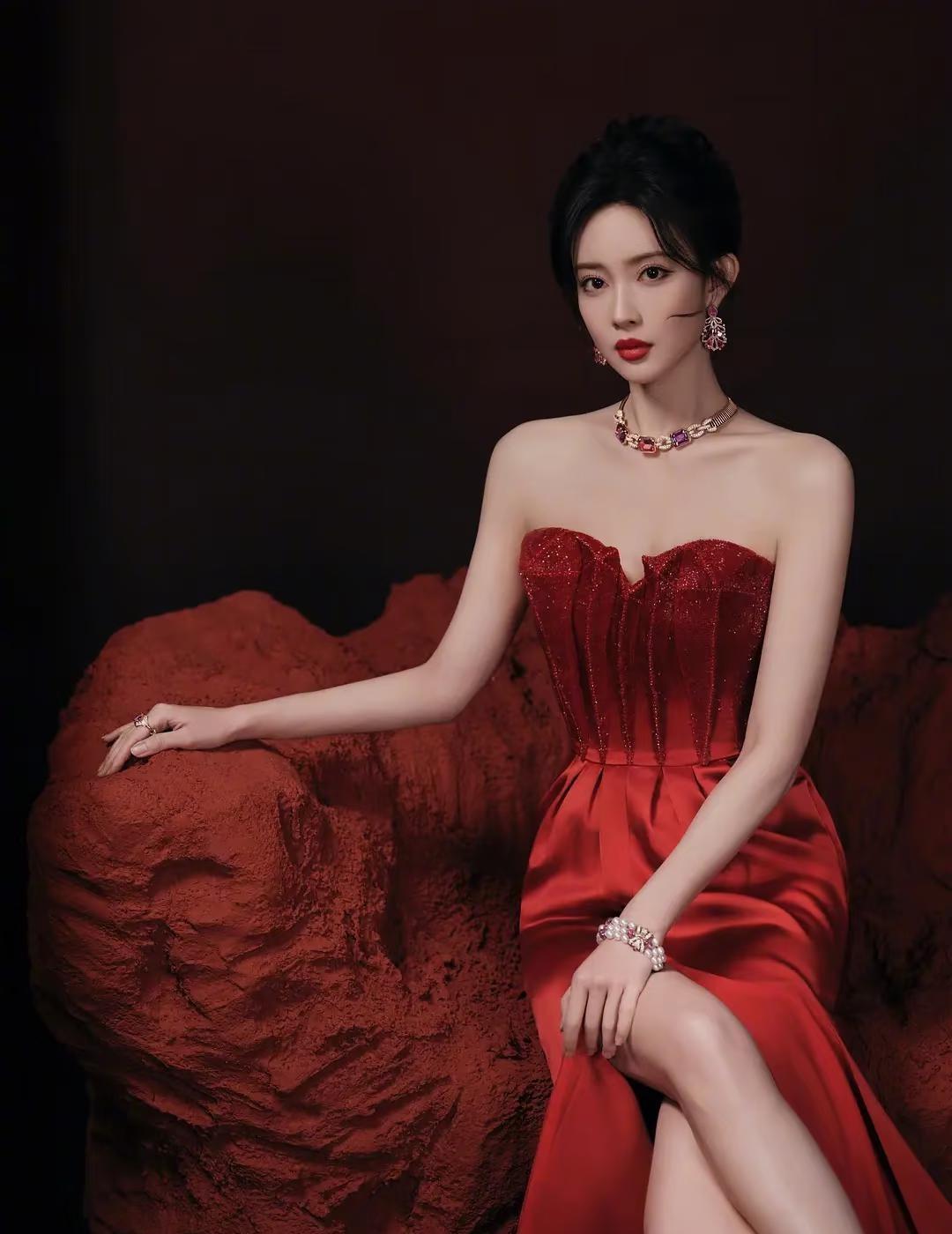 孟子义壁纸红丝缎面礼服｜明艳大女主壁纸孟子义孟子义壁纸锁屏壁纸手机锁屏