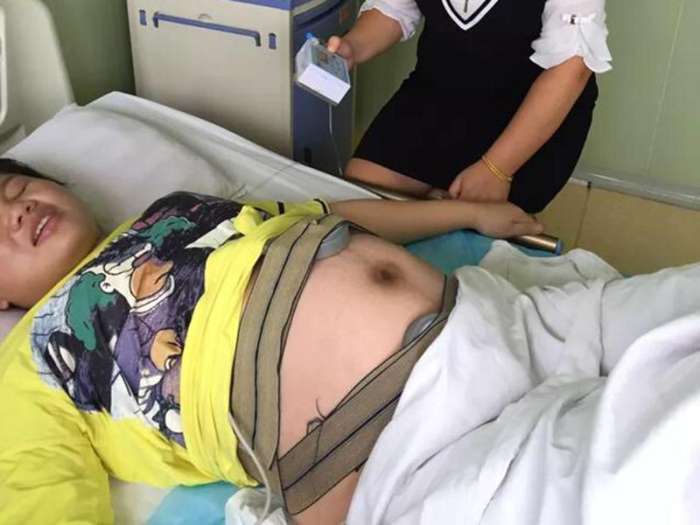 22岁孕妈和46岁亲妈同时怀孕, 孩子出生后亲妈提一要求, 娘家人尴尬了