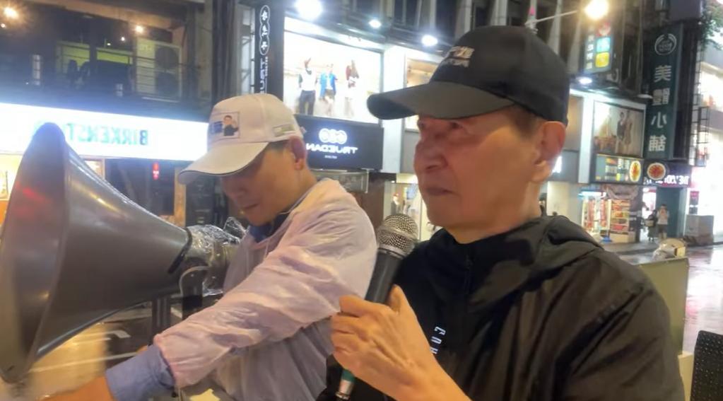 赵少康冒雨陪叶元之车扫衣服全湿虽然天公不作美，但赵少康今晚（24日）依然