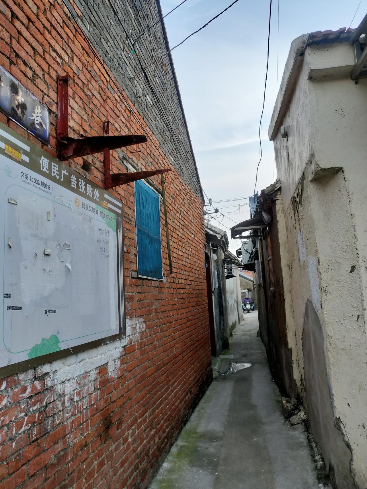 宝应人说吃烟外地人讲抽烟、戒烟我们宝应人不讲这套抽烟叫吃烟戒烟就叫盖烟