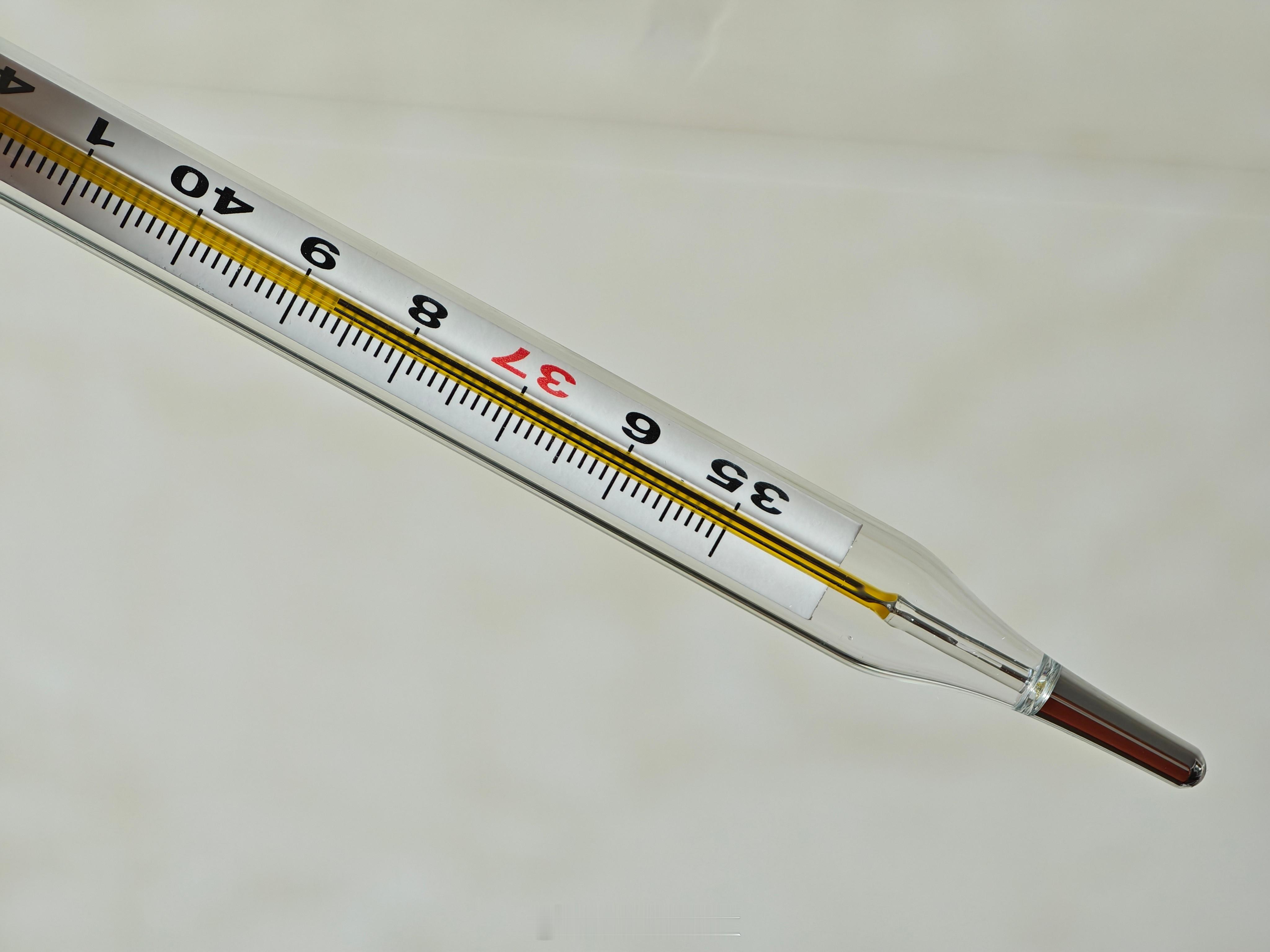 AI再牛逼也没办法让我老婆喝水，没法和现实世界互动，老婆都烧成这样了一杯水也不愿