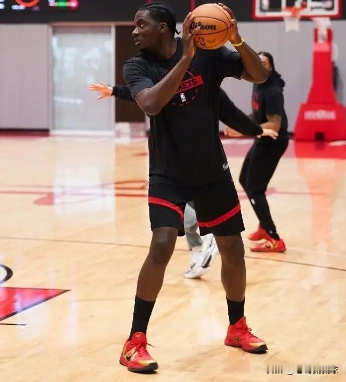 我强烈建议火箭主帅乌度卡增加卡佩拉的上场时间！在今天进行的火箭和鹈鹕的比赛中，目