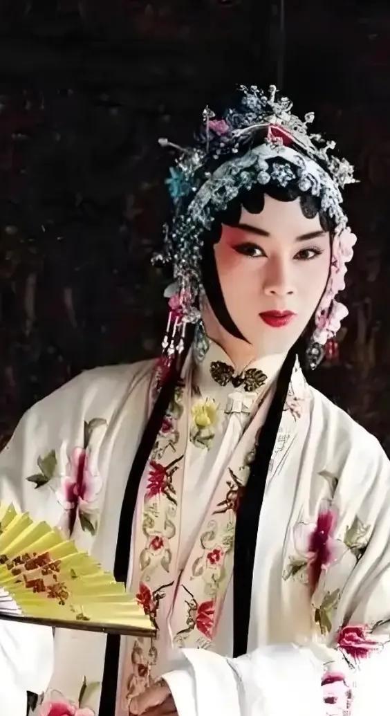 我觉得，《戏台》里最出圈的人，不是黄渤，不是尹正，而是44岁的余少群。他演