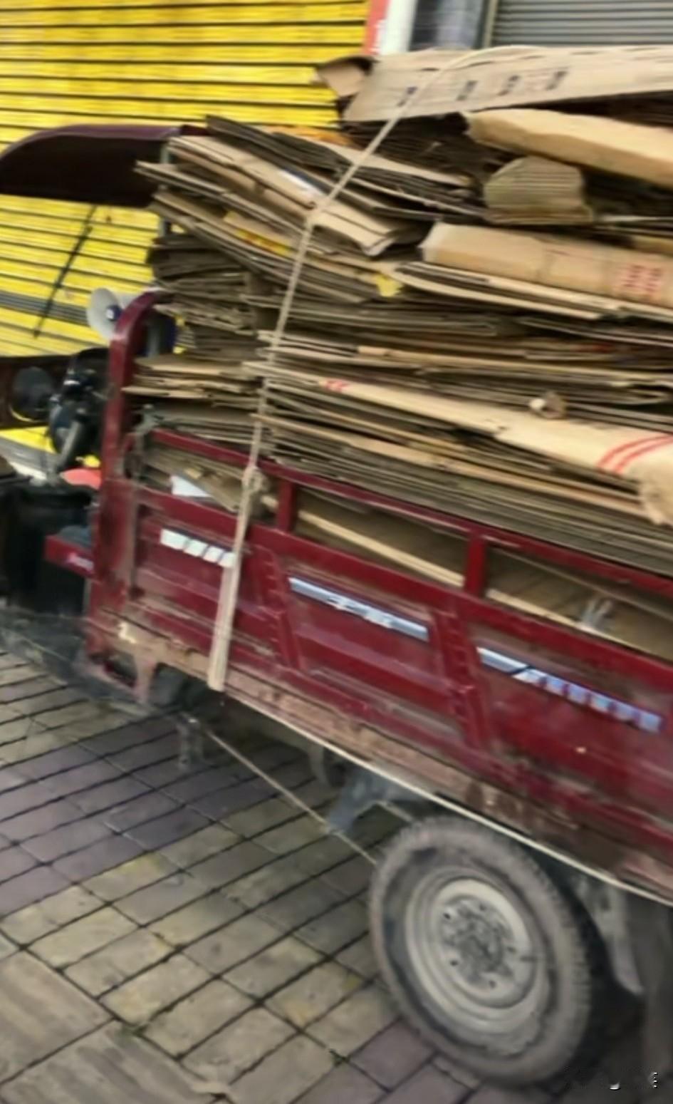 不要小瞧收废品的人我有个亲戚无事可做就靠收废纸壳发了家如今市里有四套楼房