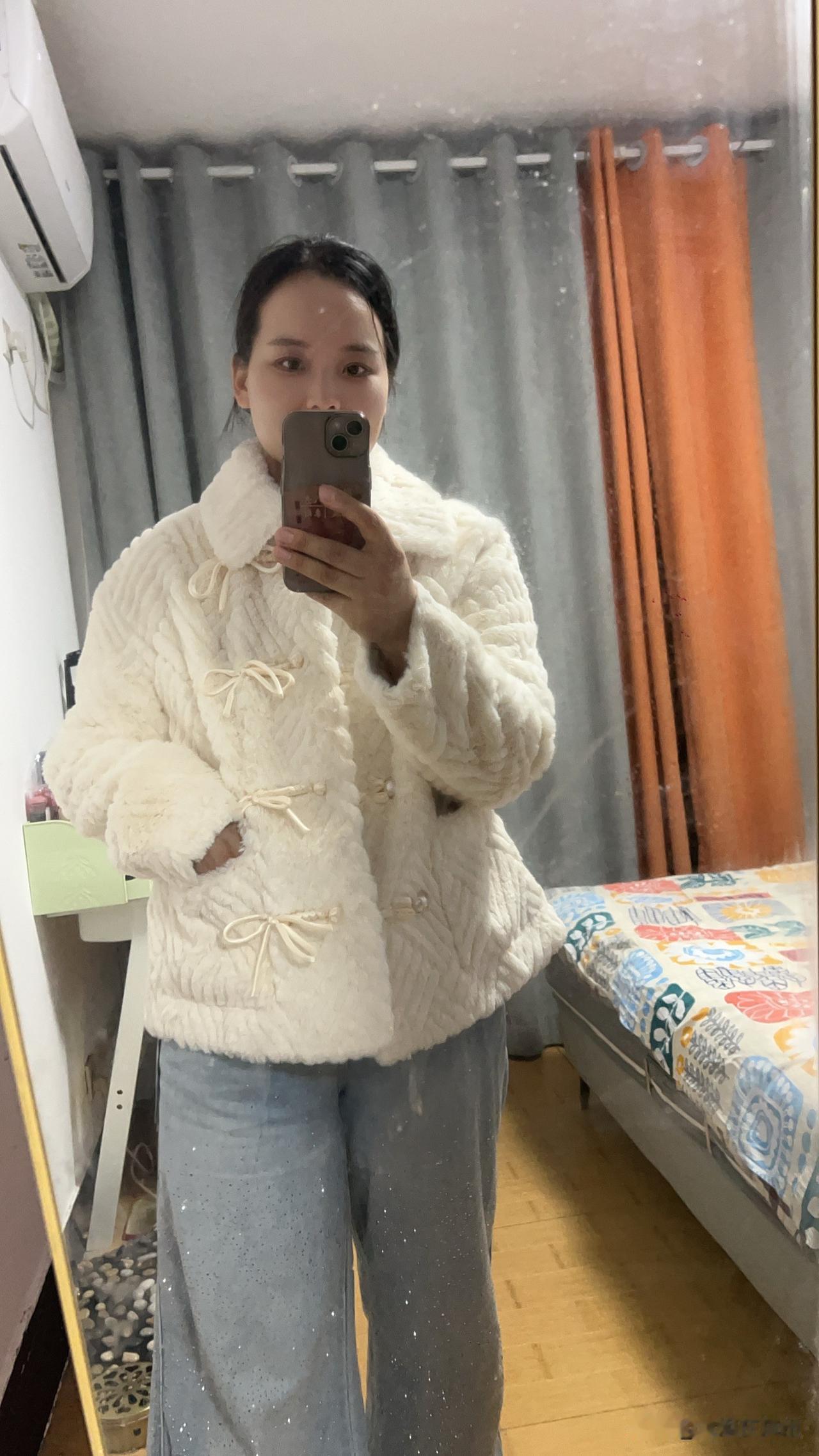有没有像我一样喜欢买反季衣服的，夏天买冬天的衣服？冬天买夏天的衣服，就是为了图便