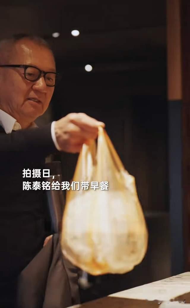 69岁“关之琳前任”陈泰铭，罕见公开私宅。作为全球十大收藏家，他不是把上亿名画锁