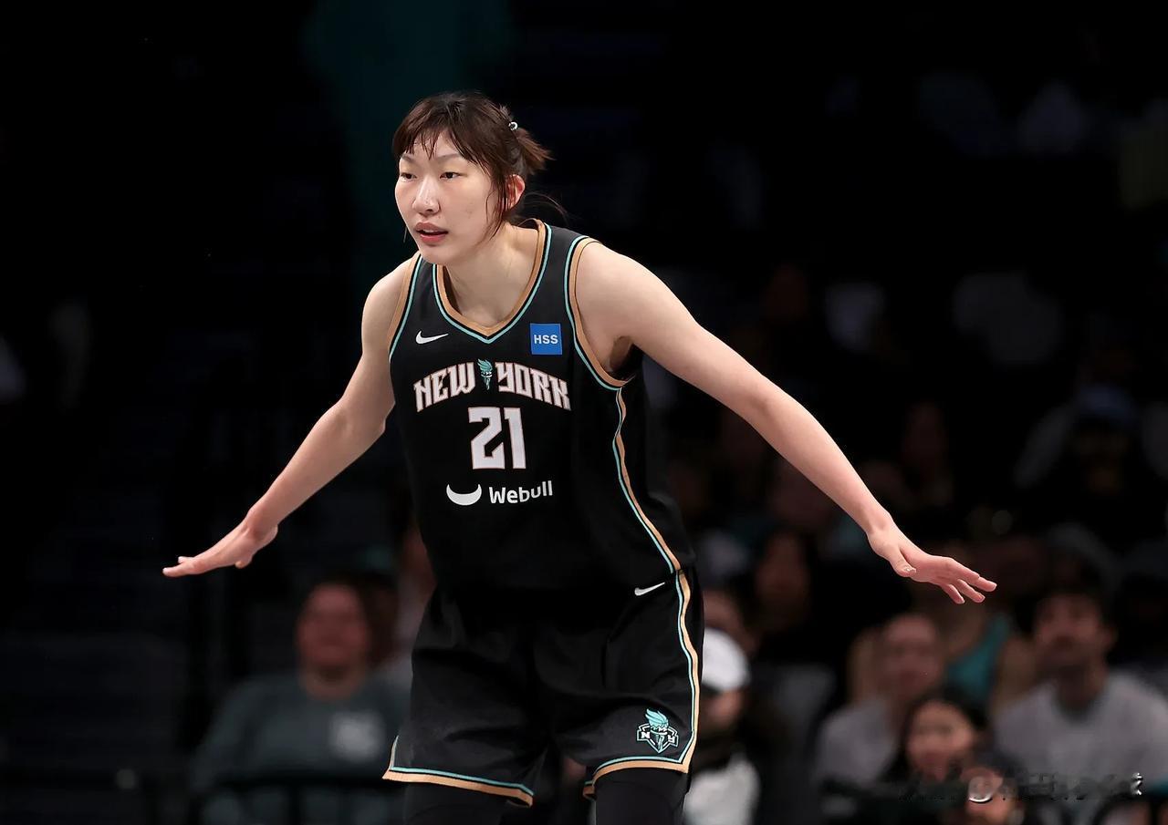 中国女篮不敌日本女篮赛后，主力中锋韩旭泪洒新闻发布会。她表示自己为了备战巴黎奥运