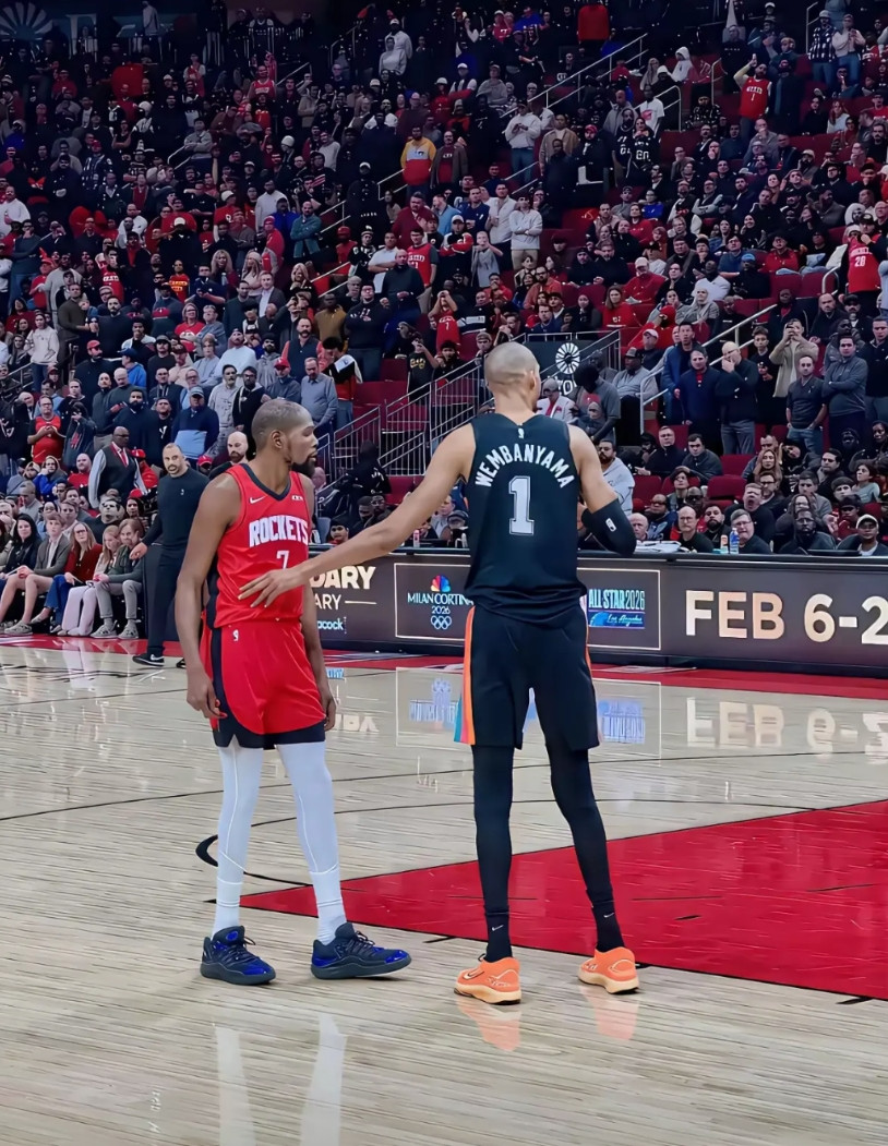 原本以为杜兰特已经是天赋怪，但是和文班亚马站在一起，才发现杜兰特也是小巫见大巫，