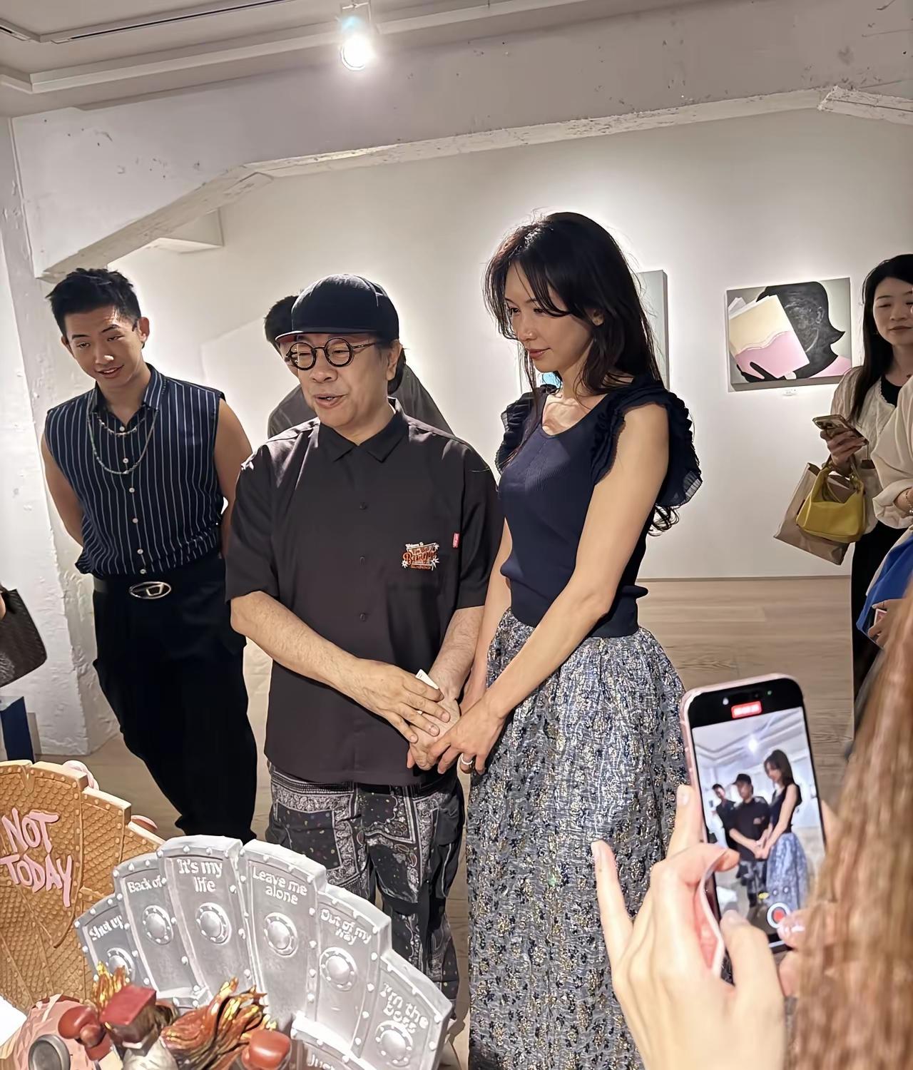 7月3日，蔡康永在日本办艺术展，林志玲现场助阵，二人见面热情拥抱！镜头下的林