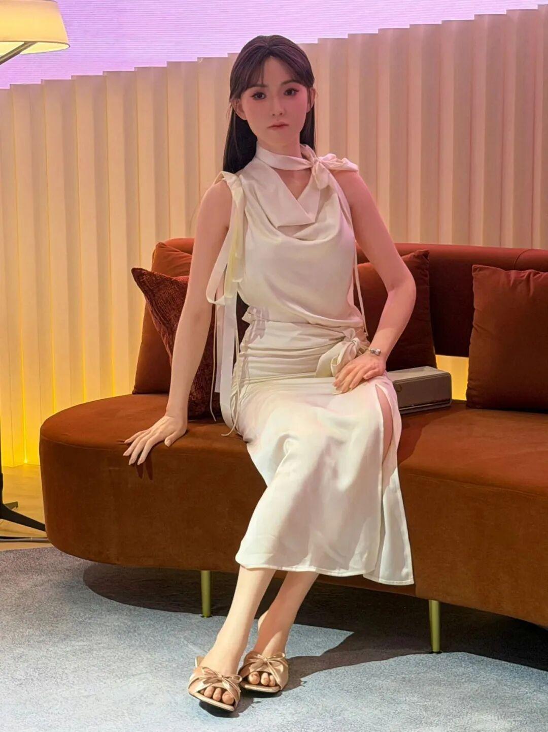 “以后谁还结婚？”——这款仿生伴侣机器人一出现，社交平台上就炸开了锅。预售价定在
