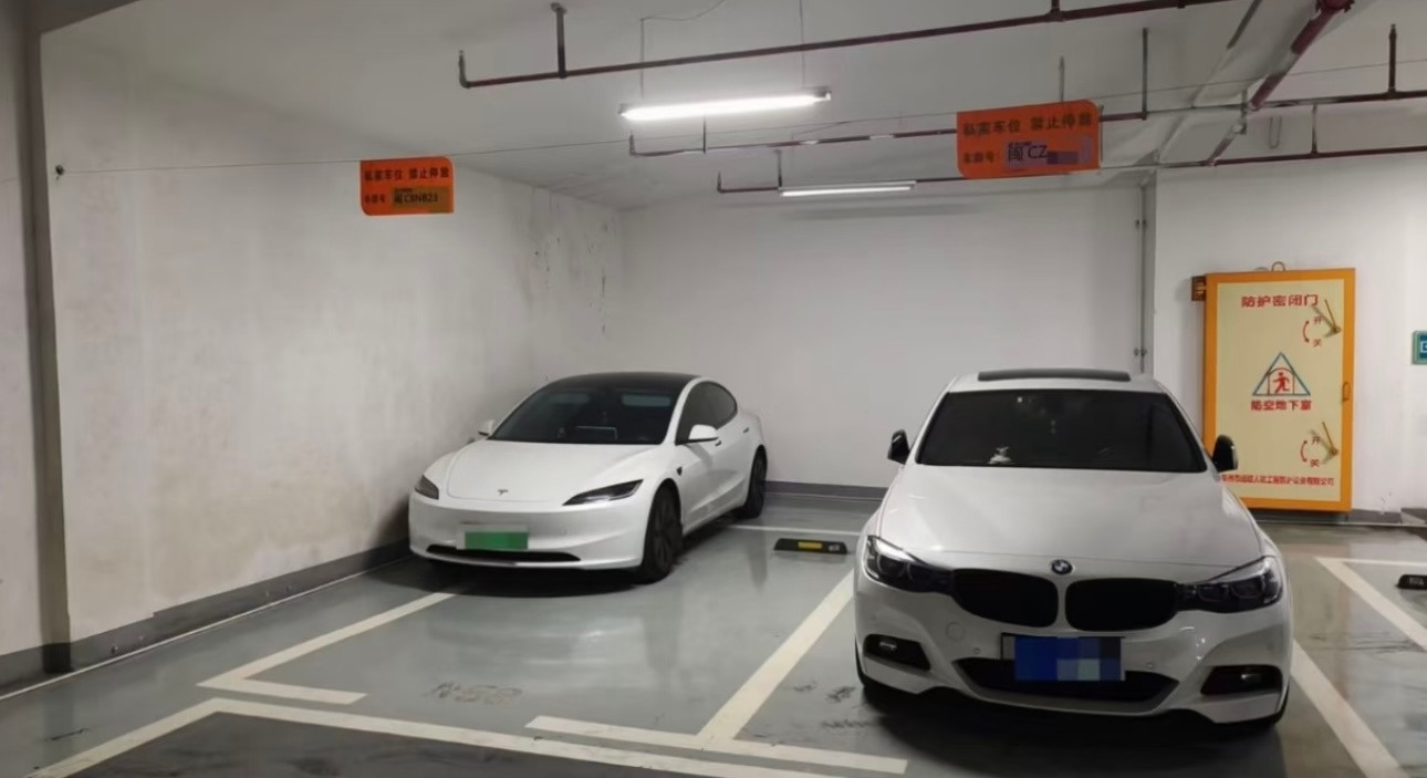 当一台车经常遭遇开门杀看起来还真有点委屈[捂脸哭][捂脸哭][捂脸哭]​​​