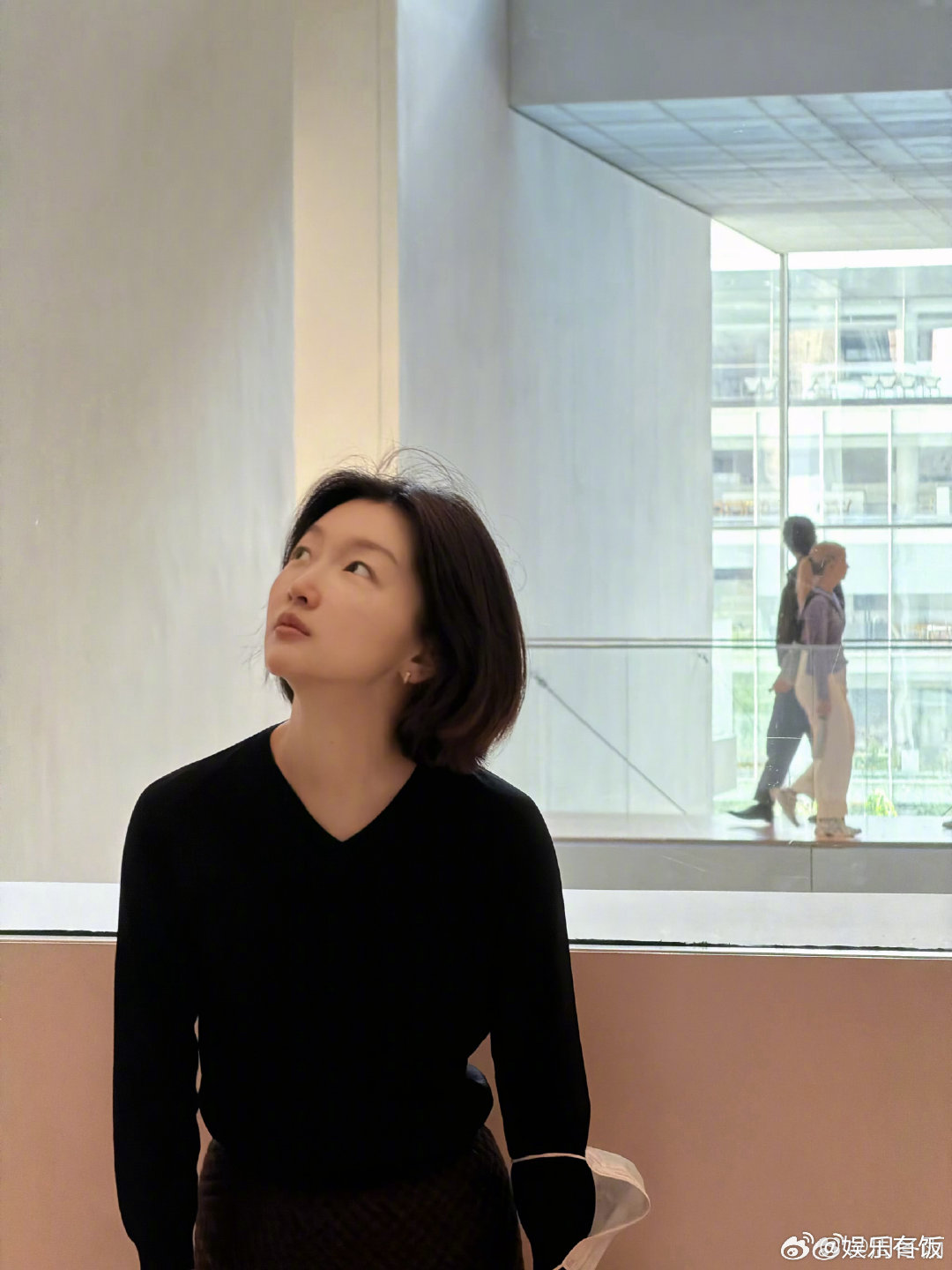 #周冬雨皮肤会不会太好了##周冬雨素颜看展#周冬雨发了组假期随手拍，素颜、黑发、白到发光的皮肤，素颜