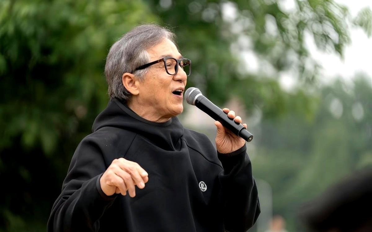 成龙深夜看监控，竟被自己老婆整破防了。监控里，72岁的林凤娇一个人在空荡荡的