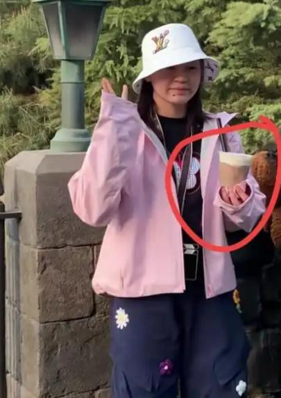 全红婵刚在镜头中说自己发育期喝水都会胖，转头就被人拍到喝奶茶，这下好了，大家都说