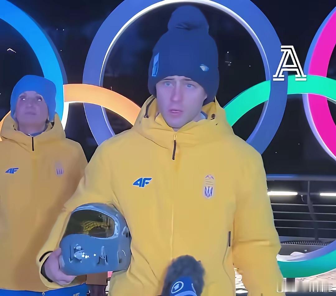 乌克兰运动员把自己给坑了，非得在冬奥会上带着印有俄乌战争冲突阵亡者照片的头盔上场