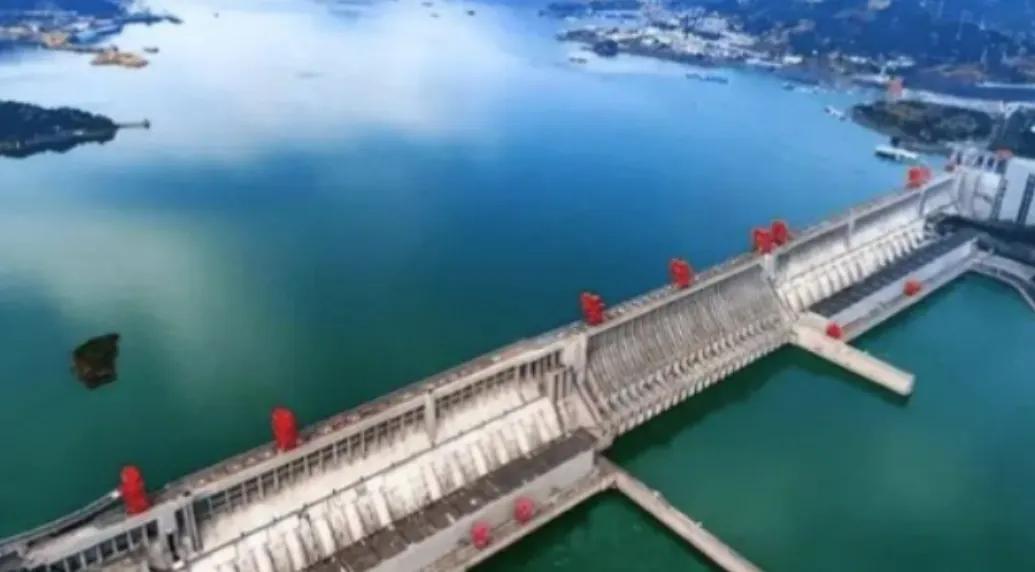 一位参与修建三峡大坝的老人曾透露过，90%的人不知道，其实在三峡大坝修建初期，我