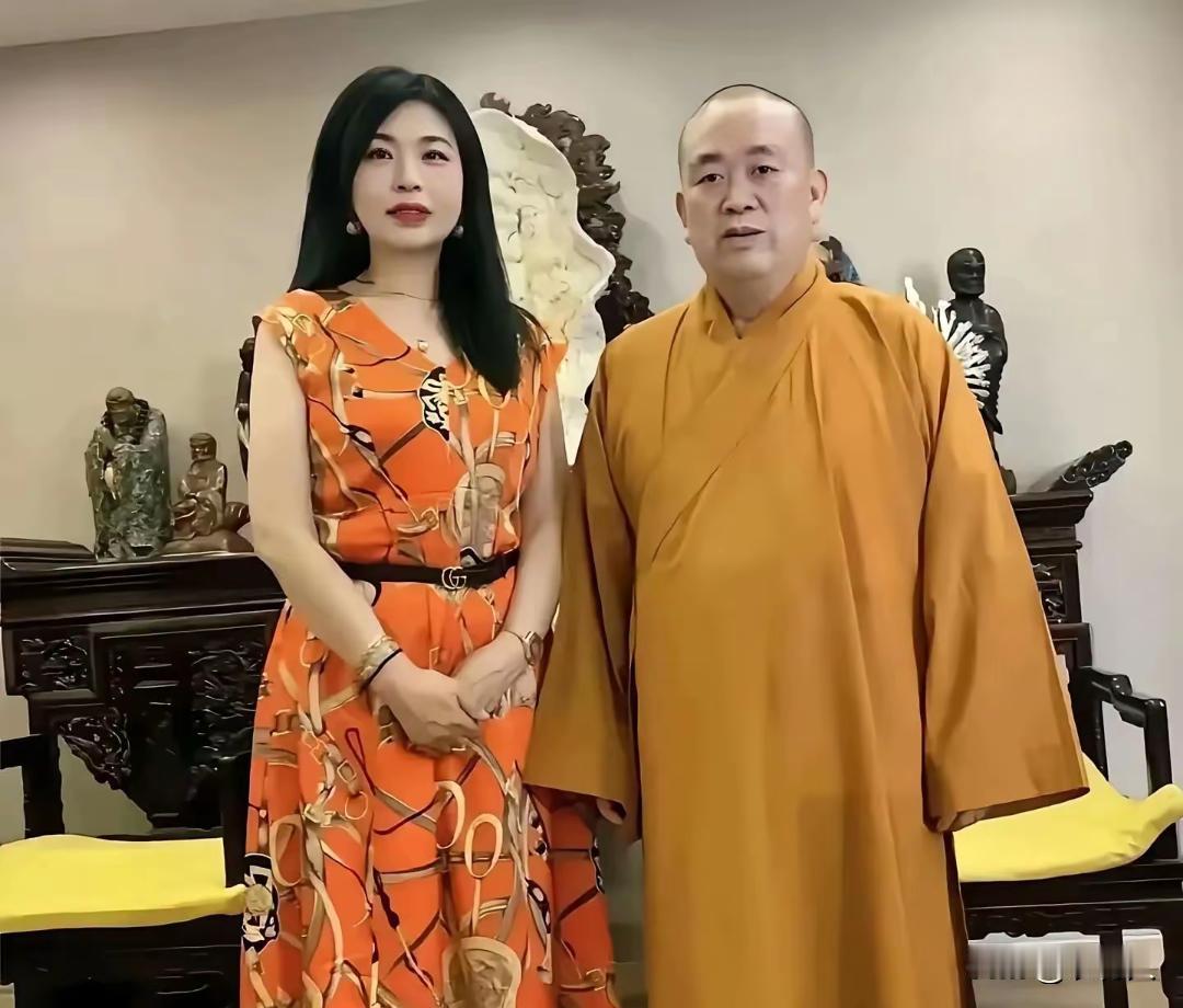 没想到释永信这么有女人缘，很多人都抢着和他合影。估计他身上有一种特殊魅力，要不然