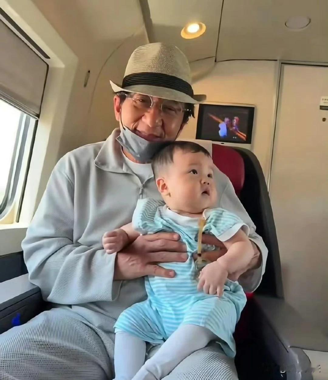 成龙在高铁上被偶遇，虽然70岁了，但看起来很年轻，和粉丝们合照，非常的亲民！​​