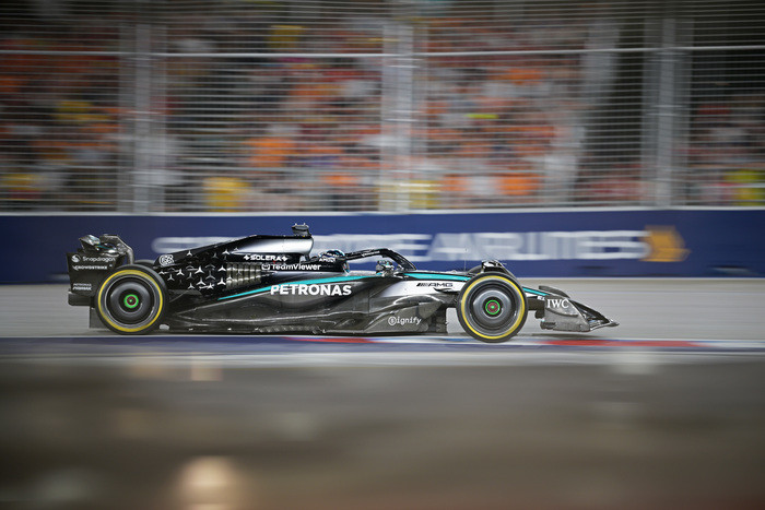 F1新加坡大奖赛: 拉塞尔夺冠 迈凯伦卫冕车队总冠军