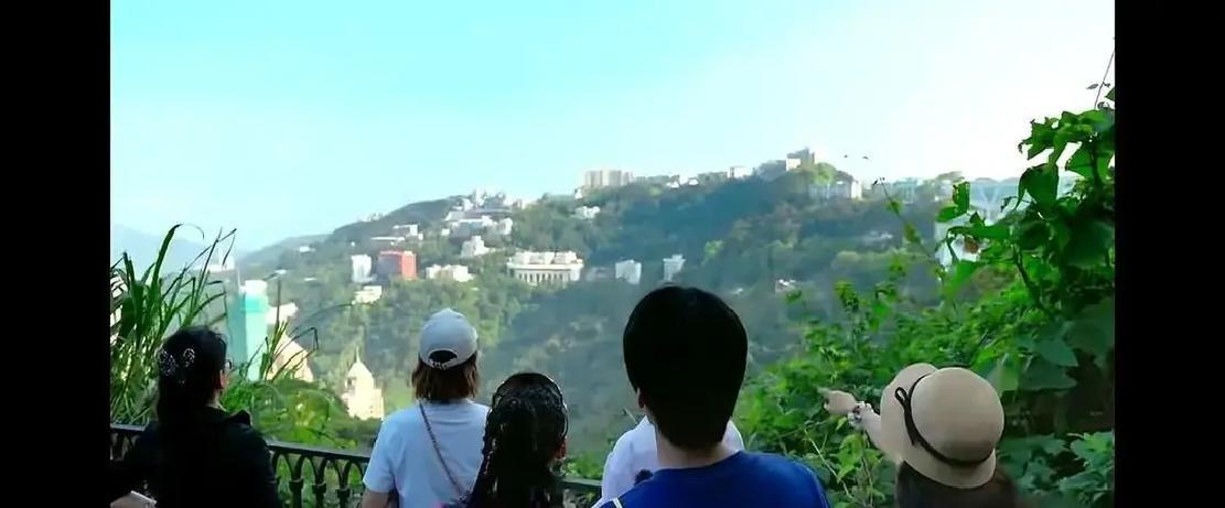 至尊宝在电影里追着喊“我爱你”，现实中的周星驰却住在全香港最高的山顶。那座叫