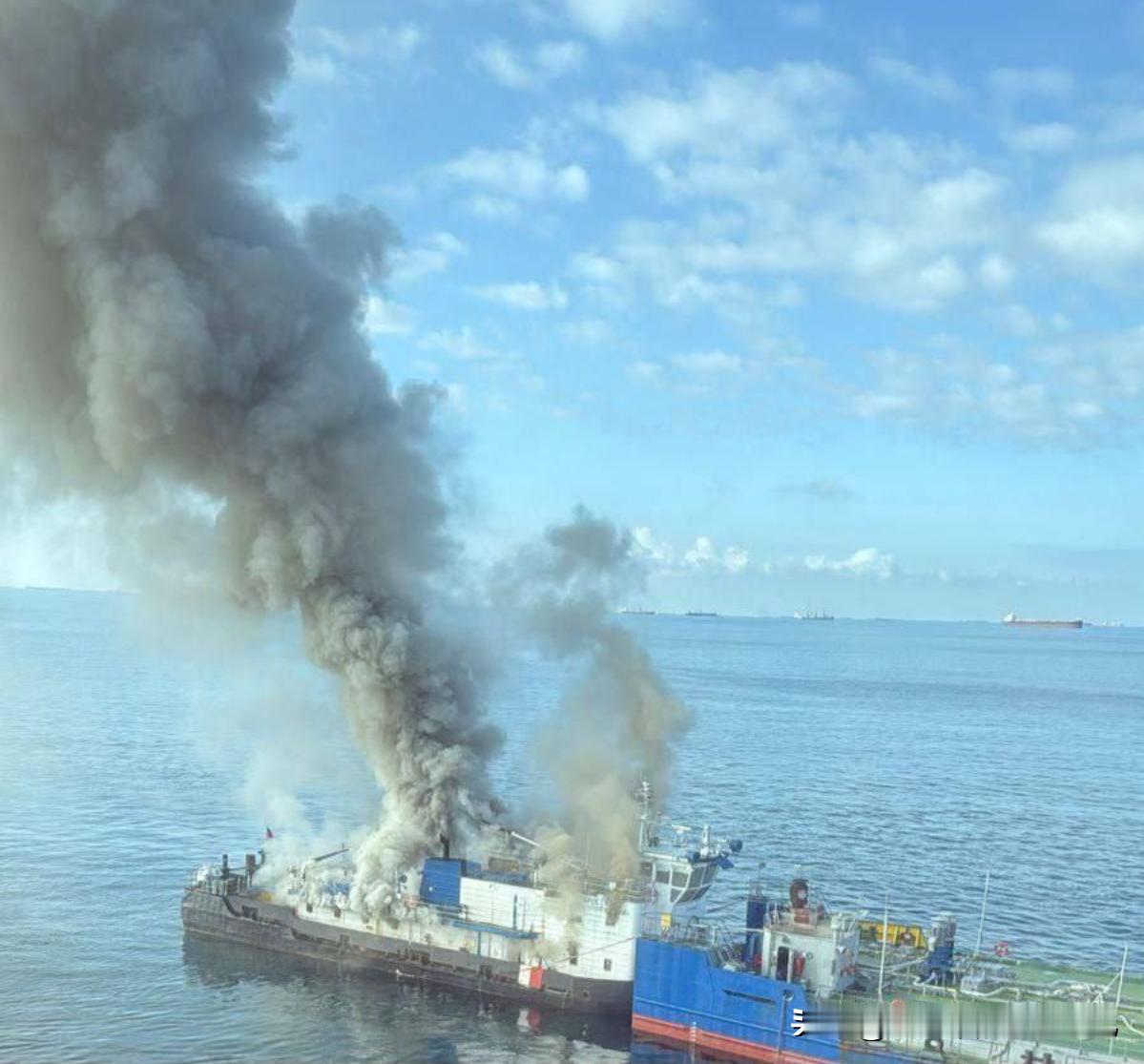 乌克兰无人机袭击了俄罗斯黑海港口图阿普谢！俄罗斯的油轮和石油基础设施燃起熊熊大火