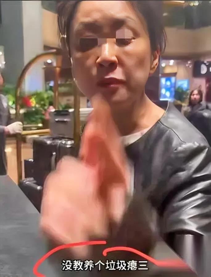 上海酒店这事真的太气人喊三声娃居然被摁停跑步机骂？江苏宝妈住酒店找孩