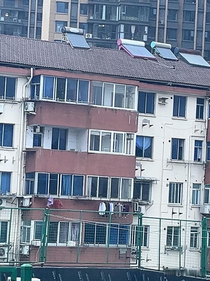 今天上午楼上有人来看房，我心想楼上有租户怎么又人看房呢，后来问了中介原来房东要把