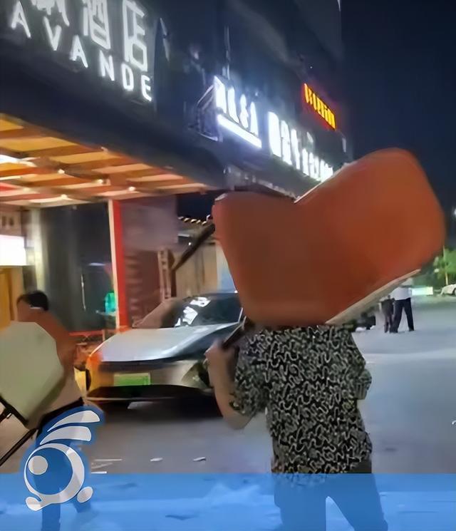 四川，一家餐饮店尚未开业便遭重创，因装修，老板将500多把价值约200元一把的新