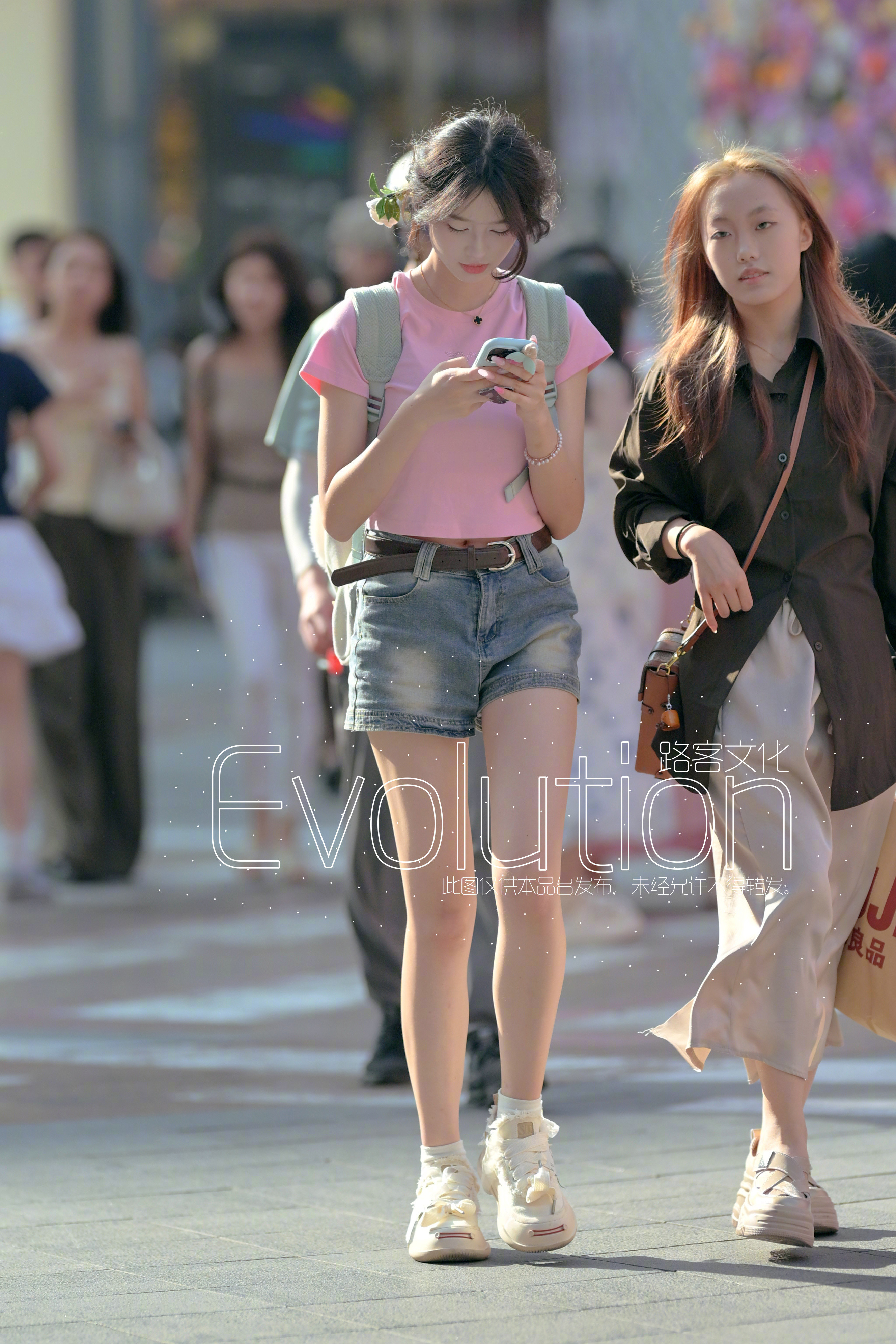 小姐姐没抬头在玩手机应该很漂亮对吗？​​​