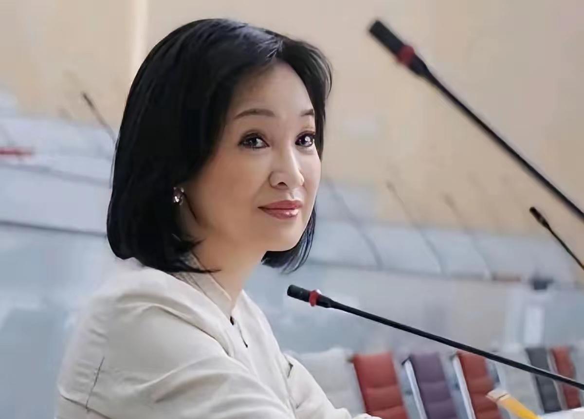 柯志恩出来表态了！别人挨骂时都忙着站队，柯志恩偏把傅崐萁这事拆成两层看。