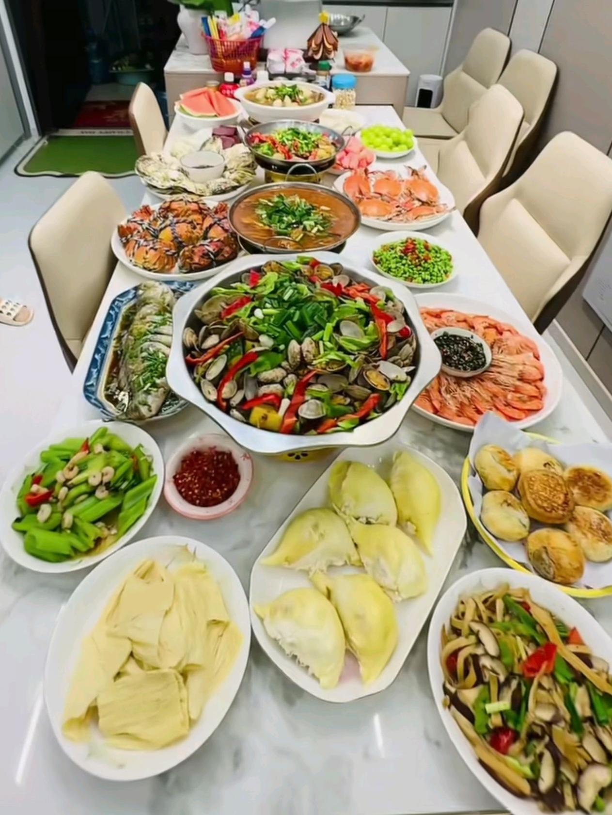 公司主管领导朋友圈晒出的中秋家宴，哇塞，真是丰盛啊！满满一桌全是硬菜，各色菜