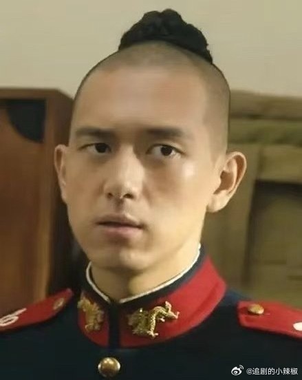 只能说演员很敬业，比光头更考验颜值的造型来了​​​