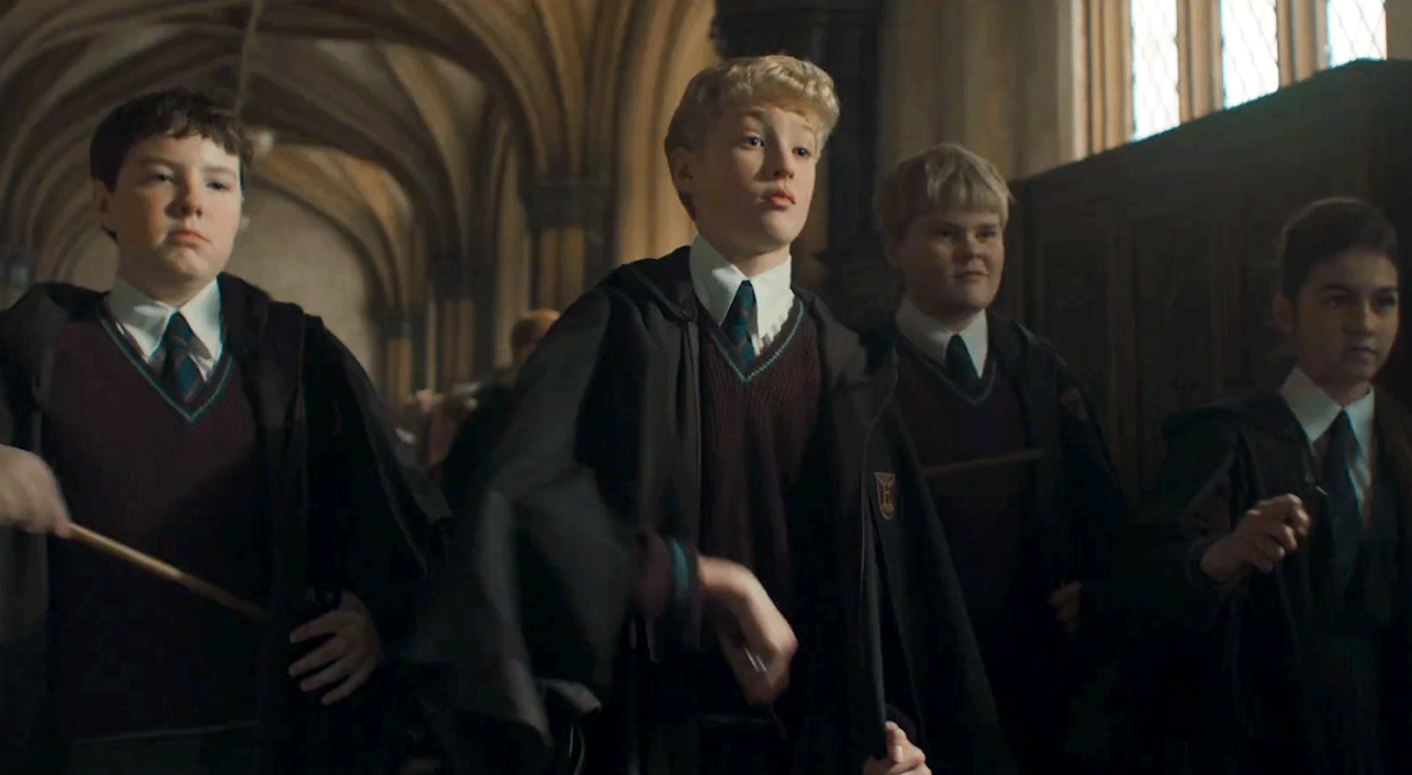 感觉卷发的马尔福脸上没有一点聪明相了