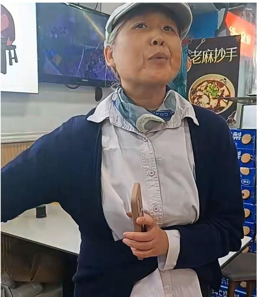 四川成都，一外地女游客投诉为什么我点的抄手结果吃的是馄饨？拒绝付款，还要投诉……