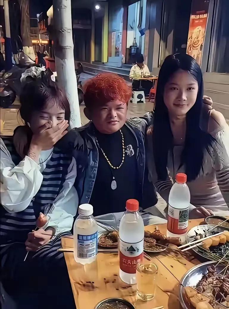 靠跟马云长得像，小马云吃到了短视频时代的红利。有人说，自从“小马云”范小勤登台后